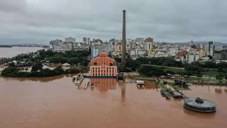 Lago Guaíba e a usina do gasômetro, em Porto Alegre (RS)