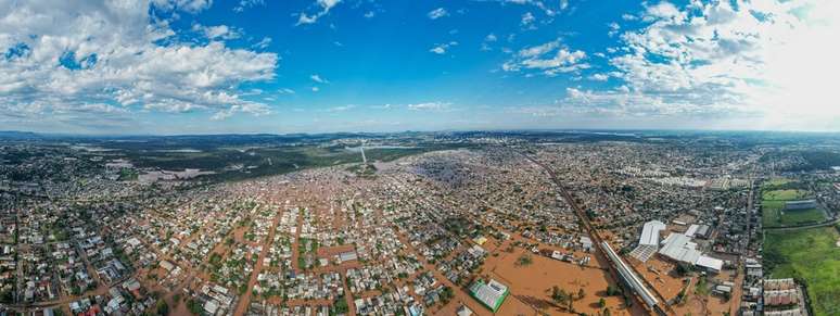 Imagem aérea mostra cidades de São Leopoldo e Novo Hamburgo alagadas. 