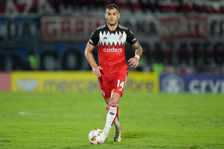 Leandro Gonzalez (River Plate) em ação contra o Libertad no dia 24.04.2024 