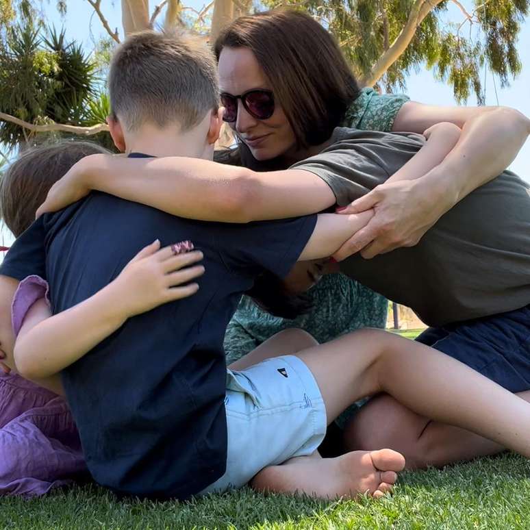 A australiana Emmaline com seus três filhos