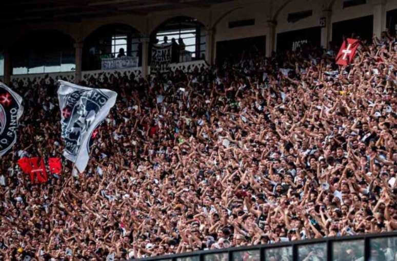 - Fotos: Leandro Amorim/Vasco - Legenda: Maicon marcou o primeiro gol do triunfo do Vasco sobre o Vitória pelo Brasileirão