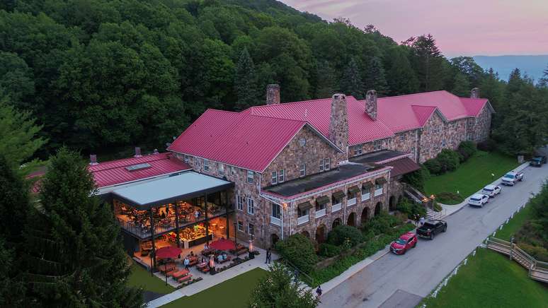 O edifício principal do Mountain Lake Lodge foi construído em 1936