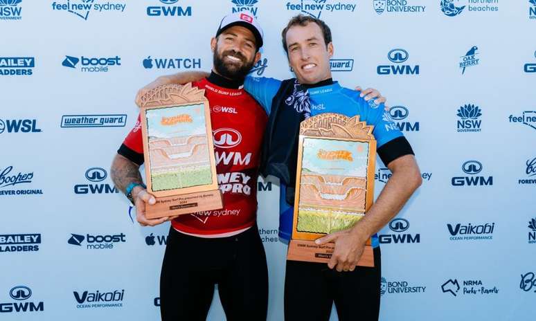 Alejo Muniz, vice-campeão do Challenger Series de Sydney, posa com o troféu ao lado do vencedor, o australiano Jordan Lawler