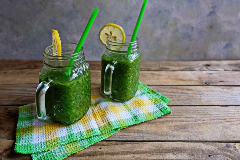 Suco de couve com laranja e limão-siciliano 