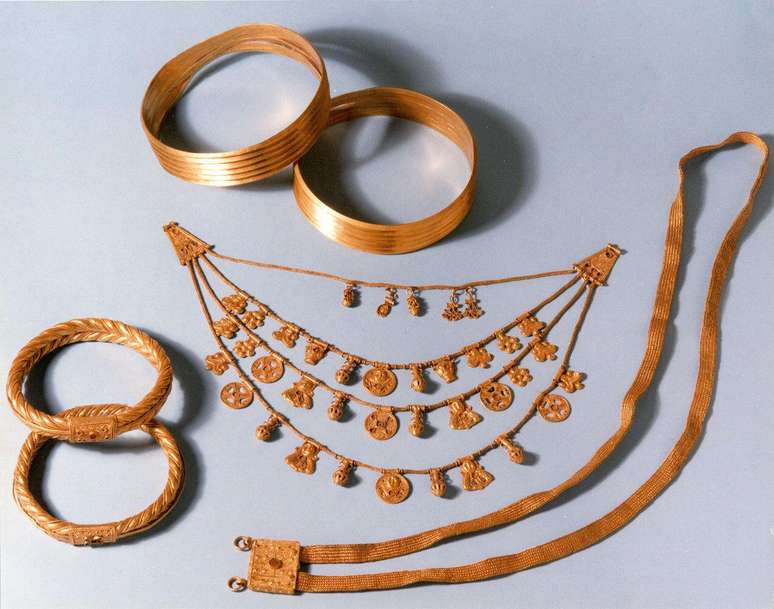Jóias de ouro com esmalte de cinábrio, séculos 5-4 a.C. Península Ibérica, Idade do Ferro