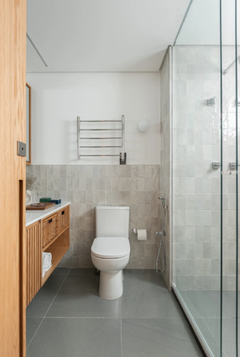 9. Um projeto de banheiro minimalista com box até o teto – Projeto: Duda Senna | Foto: Gisele Rampazzo