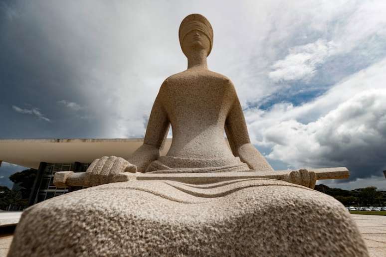 O monumento " Justiça" localizado em frente ao prédio do Supremo Tribunal Federal (STF) na praça do Três Poderes, em Brasília.