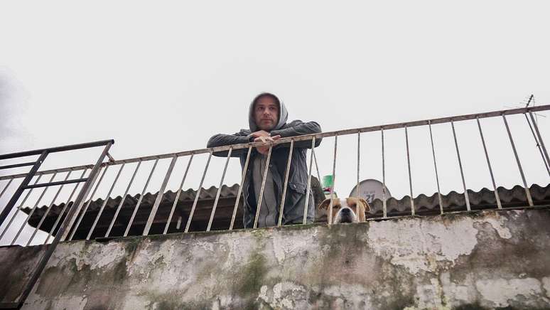 Fabio Meneghetti, de Eldorado do Sul, se recusou a deixar sua casa que está cercada pela água