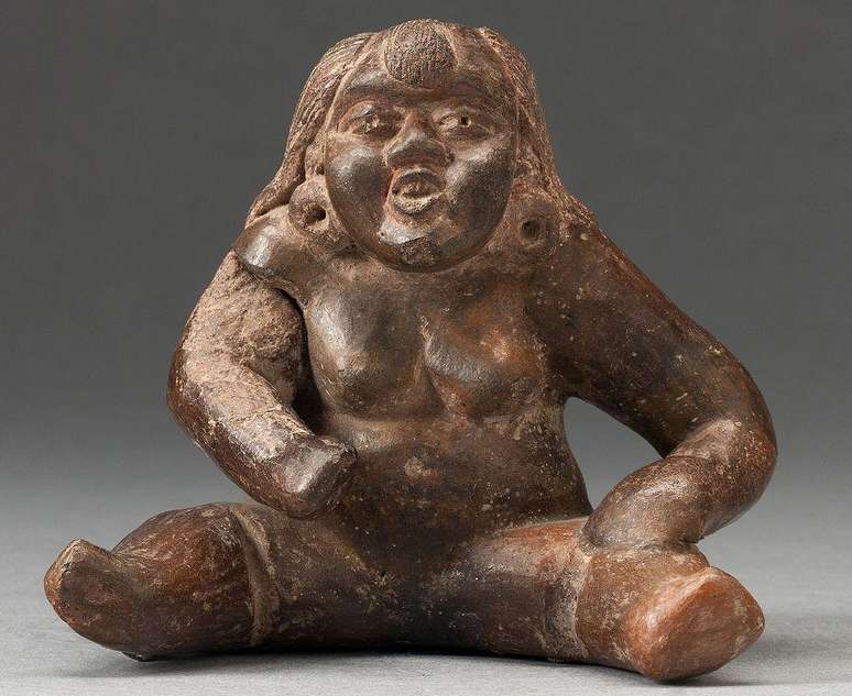 Figura feminina sentada da cultura olmeca, 800/400 a.C., México. Cerâmica e pigmento com cinábrio