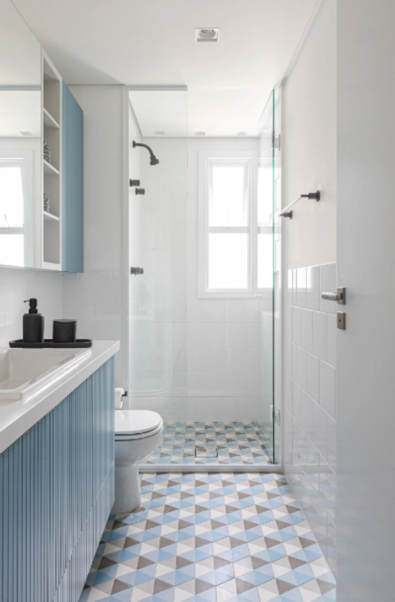 5. Porta pivotante no box at&eacute; o teto &eacute; moderna, mas n&atilde;o &eacute; indicada para banheiros com espa&ccedil;o reduzido &ndash; Projeto: Duda Senna | Foto: Gisele Rampazzo