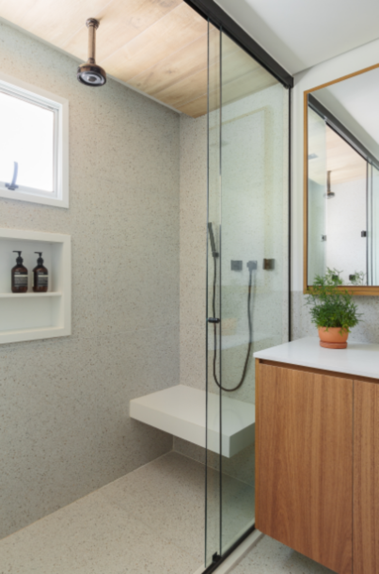 15. Banheiro com box at&eacute; o teto e revestimento de granilite &ndash; Projeto: SP Est&uacute;dio Arquitetura | Foto: Felco