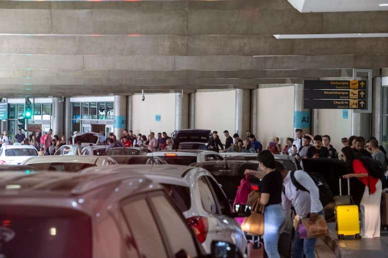 Local de embarque para passageiros de carros de aplicativos no piso inferior do Aeroporto de Congonhas tem engarrafamentos frequentes