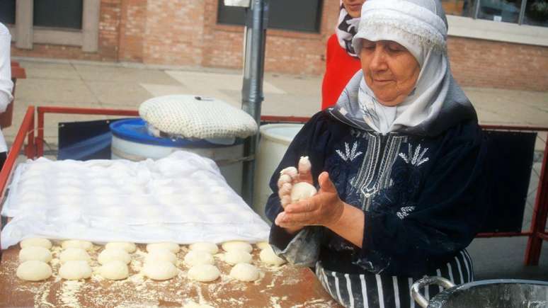 As pessoas vêm de todo o meio-oeste americano para se deliciarem nos cafés e restaurantes especializados na cozinha do Oriente Médio de Dearborn