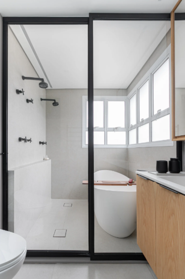 12. Banheiro com dois chuveiros + banheira + box até o teto – Projeto: Duda Senna | Foto: Gisele Rampazzo