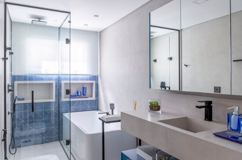 3. Box at&eacute; o teto + metais black matte + banheira &ndash; Projeto: Samia Sarayedine Testa | Foto: Rafael Renzo