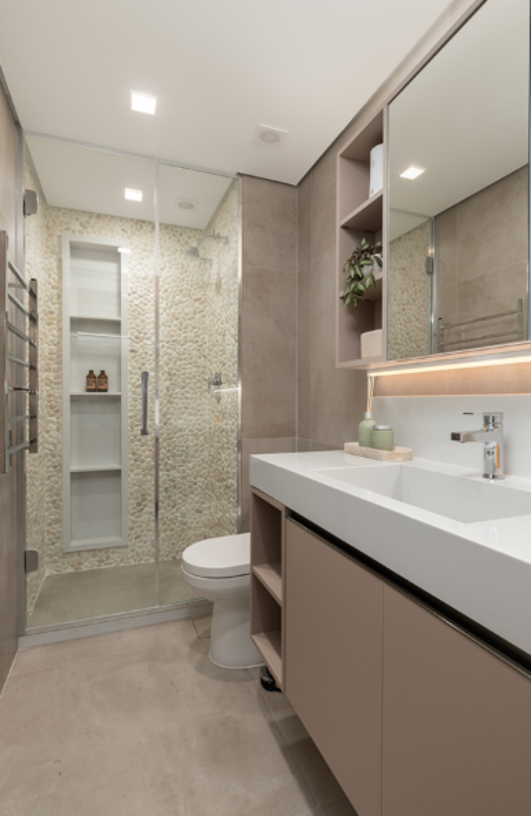 18. Banheiro com box at&eacute; o teto, esquadrias em a&ccedil;o e revestimento em pedra como destaque &ndash; Projeto: Ark Fotografia