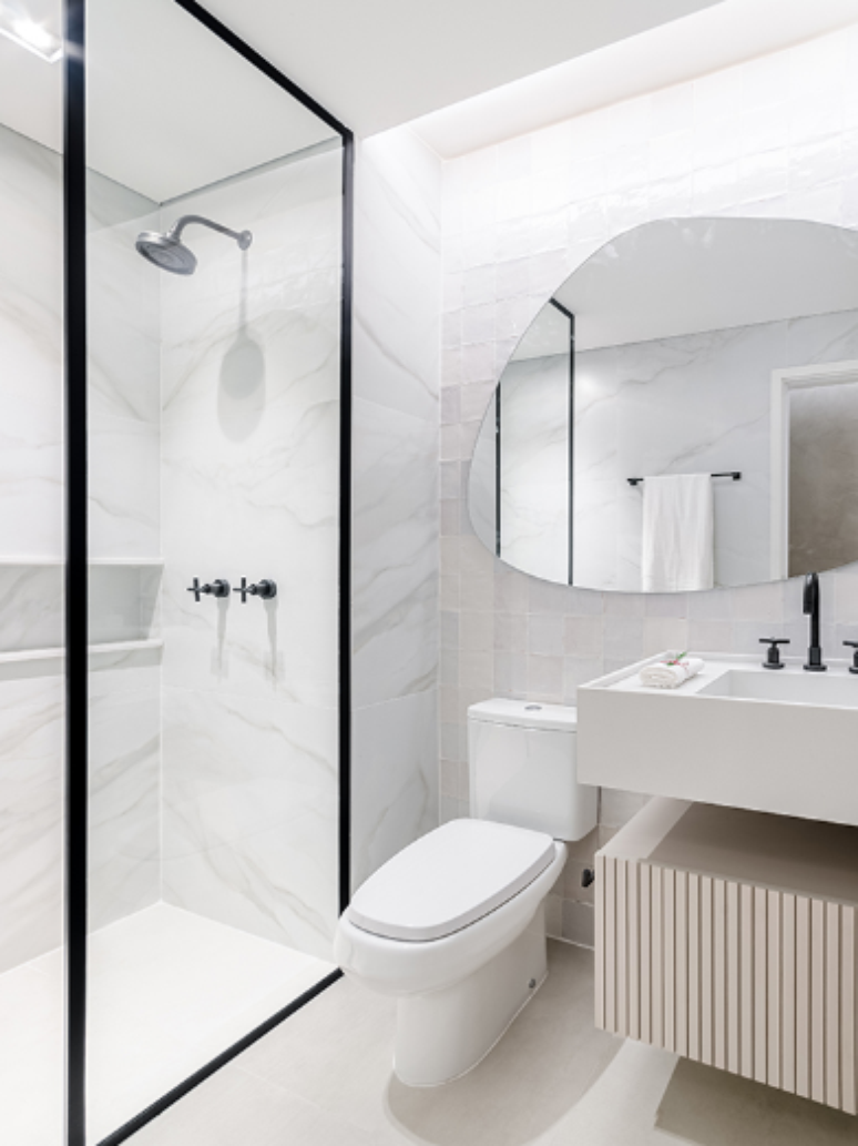 8. A combinação de branco e preto é clássica e funciona em qualquer tipo de banheiro com box até o teto – Projeto: Romanillos Arquitetura