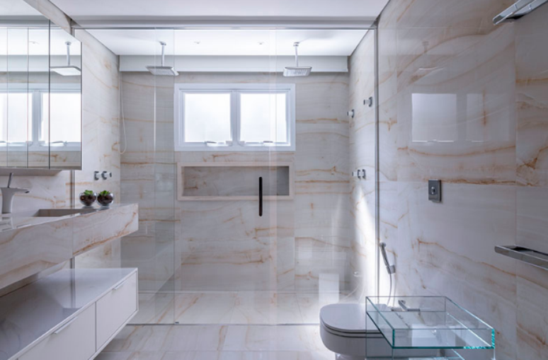 16. Banheiro com box at&eacute; o teto e uma decora&ccedil;&atilde;o feita para durar &ndash; Projeto: Samia Sarayedine Testa | Foto: Rafael Renzo