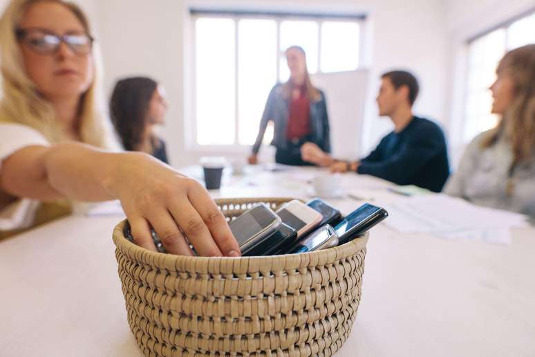 Adotar a regra de não permitir o uso de telefone à mesa é uma boa medida para limitar o tempo no celular, segundo especialistas