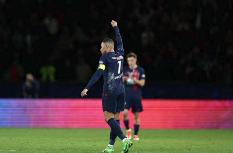 Franck Fife/AFP via Getty Images - Legenda: Mbappé foi eleito o melhor jogador do Campeonato Francês