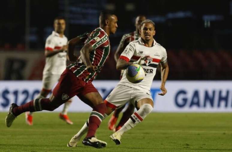 Reprodução/SporTV/Premiere - Legenda: Fernando Diniz contesta Anderson Daronco após expusão contra o São Paulo