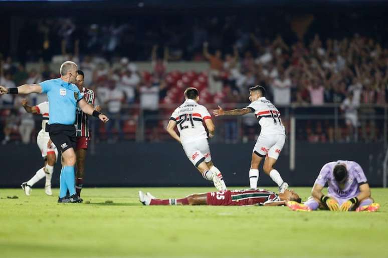 Falha de Fábio rendeu o primeiro gol do time são-paulino nesta segunda-feira.