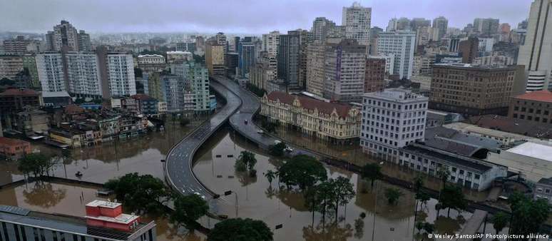 A nova elevação , provocada por uma série de chuvas que atingiram o estado no fim de semana, levou a uma corrida em Porto Alegre para erguer barreiras contra a água