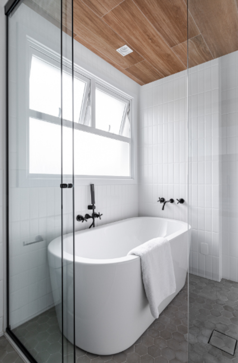 10. Box at&eacute; o teto com banheira + chuveiro + porcelanato amadeirado no teto &ndash; Projeto: Duda Senna | Foto: Gisele Rampazzo