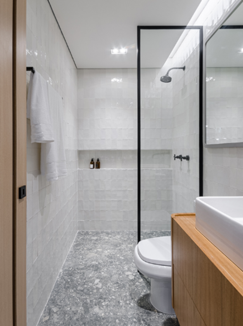 6. Se inspire nesse banheiro minimalista com box até o teto – Projeto: Romanillos Arquitetura | Foto: Ronaldo Rizzutti
