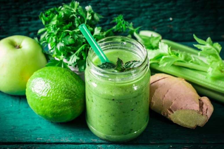 Suco de aipo com maçã-verde e limão