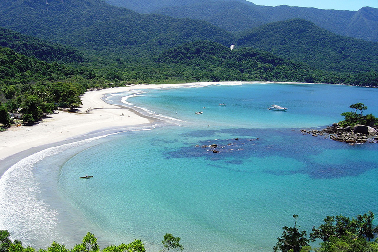 Mais romântico que isso? Praia de Castelhanos, em Ilhabela, tem faixa de areia em formato de coração