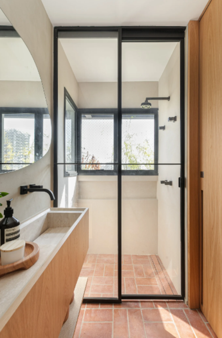 11. Metais black matte e esquadrias pretas s&atilde;o destaque neste banheiro com box at&eacute; o teto &ndash; Projeto: Duda Senna | Foto: Gisele Rampazzo