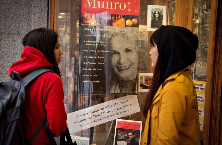 Em foto de 2013, livraria na cidade de Victoria comemora Nobel conquistado por escritora canadense