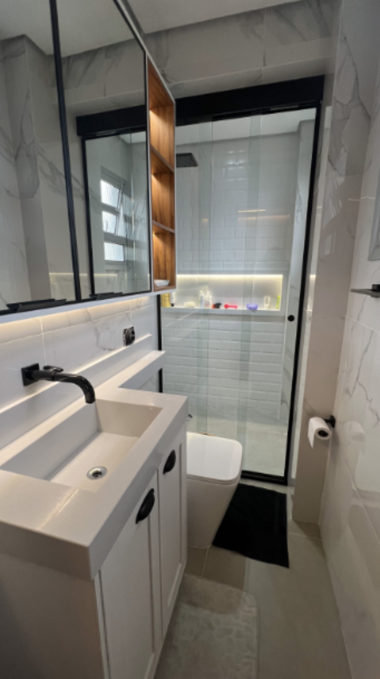 14. Banheiro moderno marmorizado com box até o teto – Projeto/Foto: Priscila Mendonça