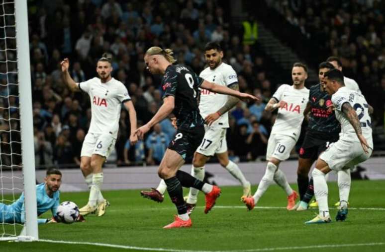 Ben Stansall/AFP via Getty Images - Legenda: Momento do primeiro gol marcado por Haaland na vitória do City sobre o Tottenham -