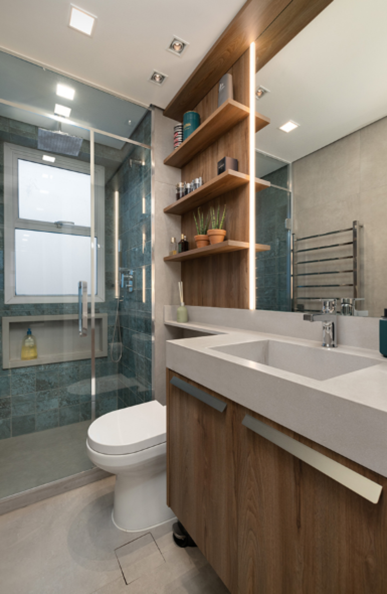 17. Banheiro contempor&acirc;neo com box at&eacute; o teto combina tons neutros, texturas amadeiradas e ilumina&ccedil;&atilde;o moderna &ndash; Projeto: CC5 Arquitetura e Interiores | Foto: Ark Fotografia