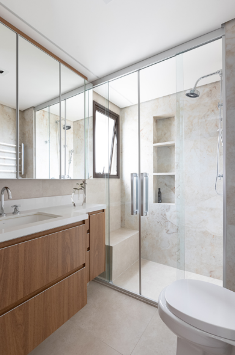 2. Banheiro com decoração clean e box até o teto com esquadrias brancas – Projeto: Bianchi & Lima Arquitetura e Interiores | Foto: Monica Assan