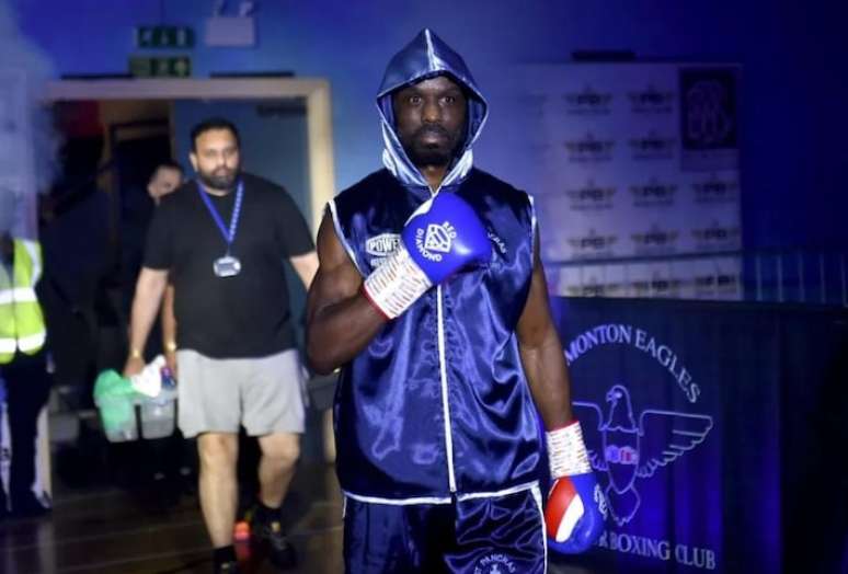 O boxeador britânico Sherif Lawal morreu aos 29 anos após desmaiar no ringue durante luta.