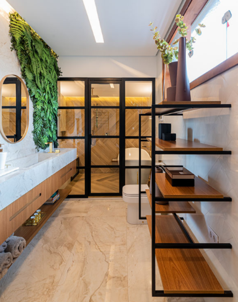 20. Banheiro moderno com revestimento amadeirado e esquadrias pretas – Projeto: Mari Milani + Arquitetas | Foto: Erika Urbino