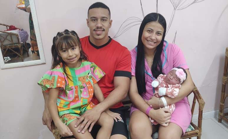 Alexandre da Silva, a esposa Lorrany de Oliveira e as duas filhas. A de colo é Lavínia, cujo nascimento é histórico
