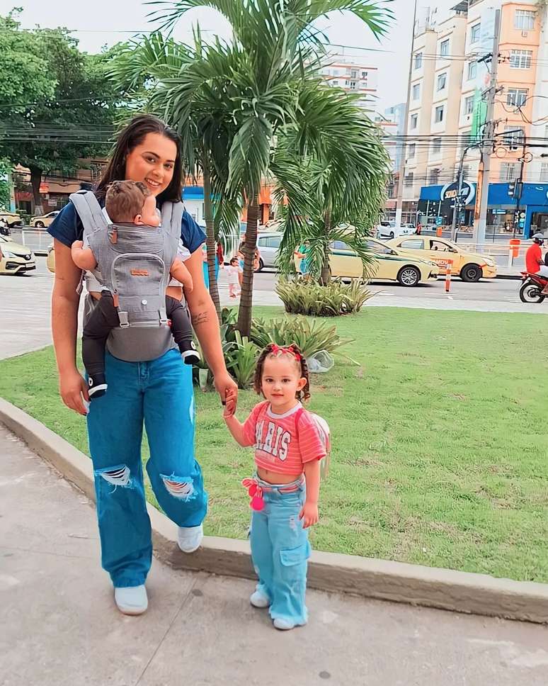 Segundo Fabiana Santos, ela passa pelas mesmas dificuldades que as mães cis, como educar os filhos
