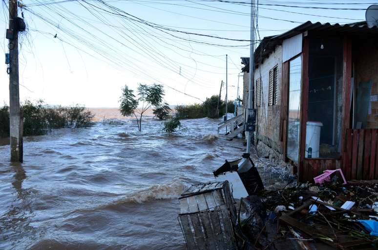 Vista da inundação causada pela elevação do nível do Lago Guaíba na Vila dos Sargentos, no bairro Serraria, na zona sul de Porto Alegre.