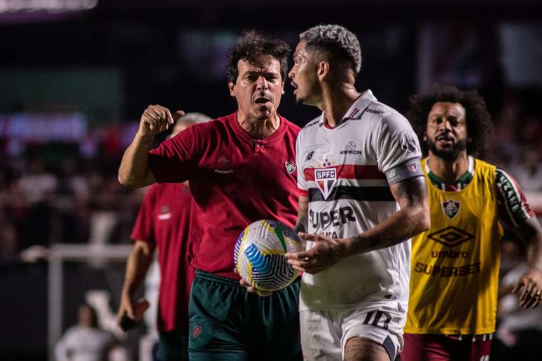 El entrenador Fernando Diniz de Fluminense discute con Luciano de Sao Paulo durante el partido de sexta ronda del Campeonato Brasileño.