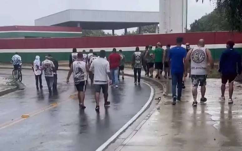 Torcedores do Fluminense caminhando até a entrada do CT do clube —
