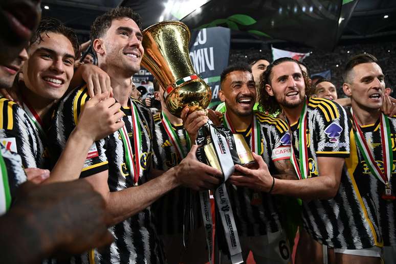 Jogadores da Juventus com a taça da Copa da Itália 