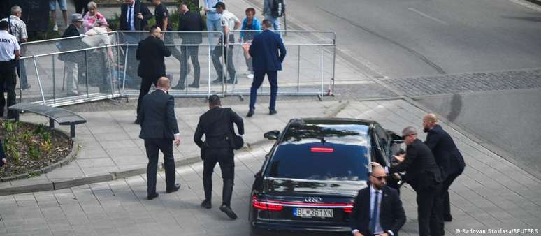 Seguranças do premiê eslovaco Robert Fico reagem após atentado em Handlova
