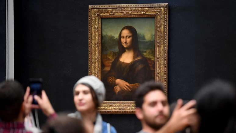 A Mona Lisa atrai multidões ao Louvre, em Paris