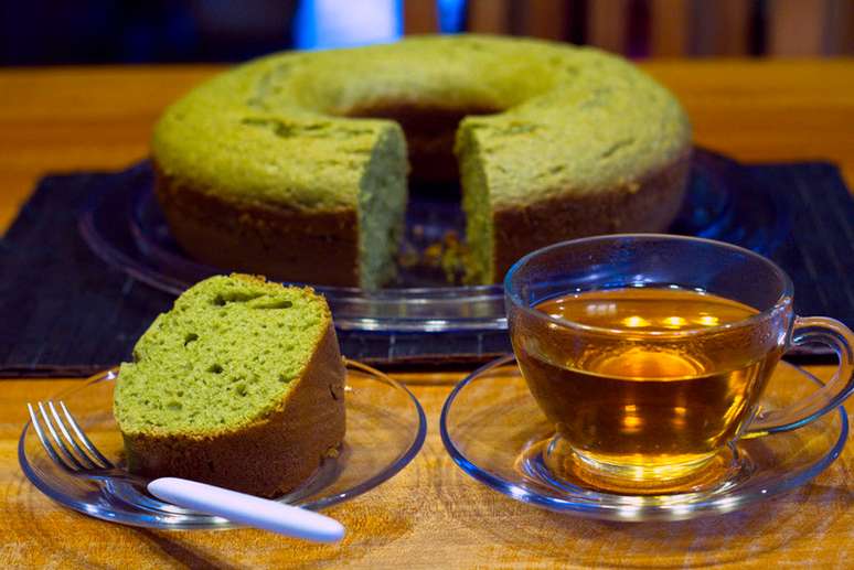 Aprenda a fazer bolo de iogurte com chá verde