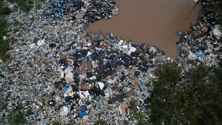 Foto aérea mostra situação em Porto Alegre: comprometimento dos sistemas de saneamento, coleta de lixo e fornecimento de água após enchentes afeta saúde da população