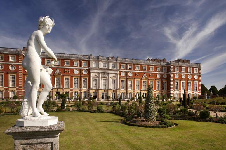 Fachada de Hampton Court, que serviu para retratar o palácio da rainha
